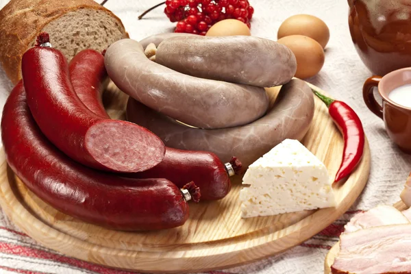 Hausmacherwurst auf dem Schneidebrett. — Stockfoto