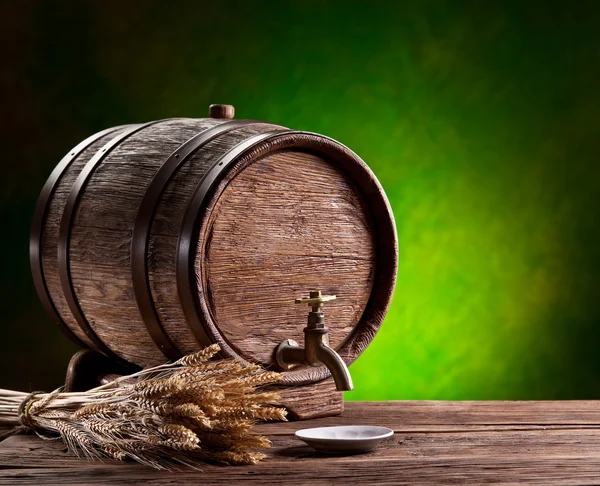 Old oak barrel on a wooden table. — Stock Photo, Image