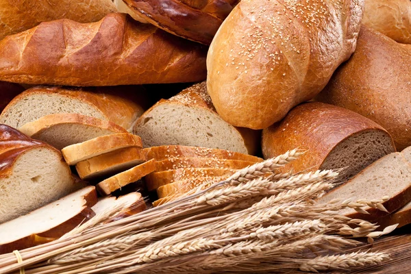 パンと小麦。食品の背景. — ストック写真