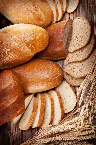 Bröd och vete. mat bakgrund. — Stockfoto