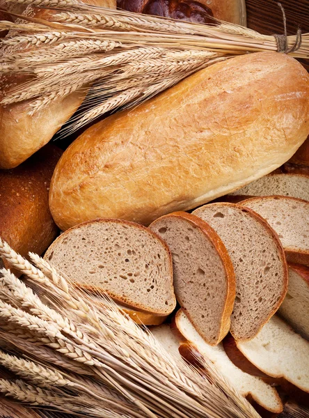 Bröd och vete. mat bakgrund. — Stockfoto
