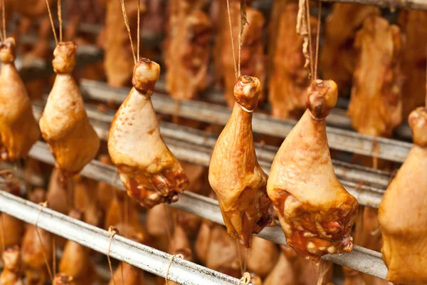 Produktion von geräucherten Hühnerkeulen. — Stockfoto