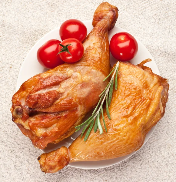 Smoked chicken with tomatoes. — Stock Photo, Image