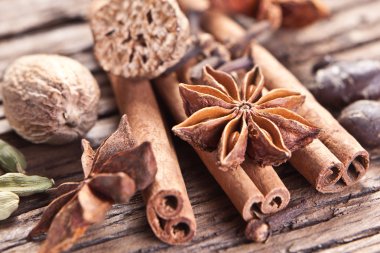 eski ahşap bir masa üzerine baharat.