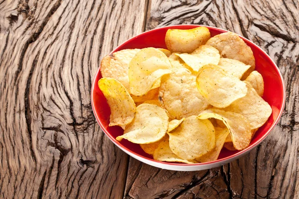 Aardappelchips in een kom. — Stockfoto