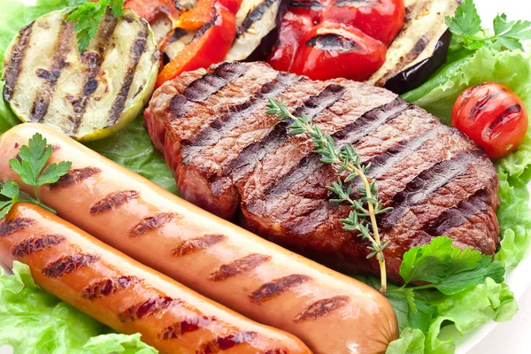 На грилі стейк, сосиски та овочів. — 스톡 사진
