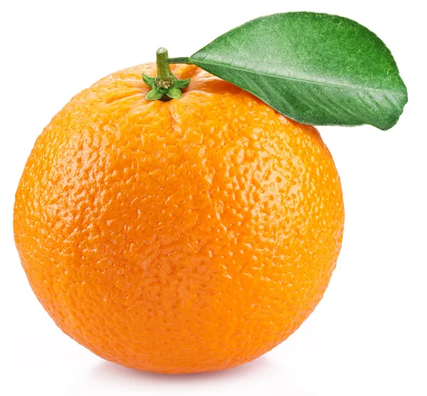 Orange mit Blättern auf weißem Hintergrund. — Stockfoto