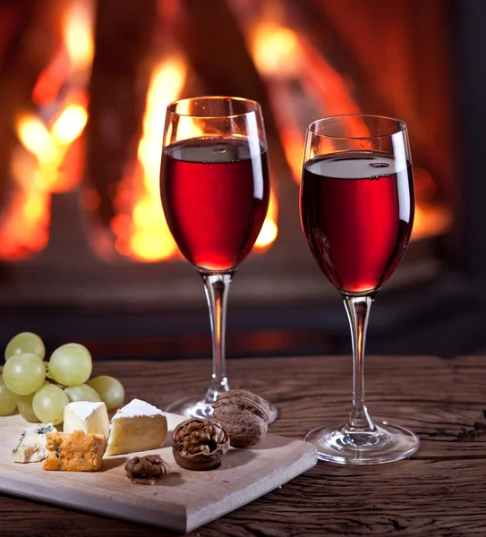 Glas vin, ost och nötter. — Stockfoto