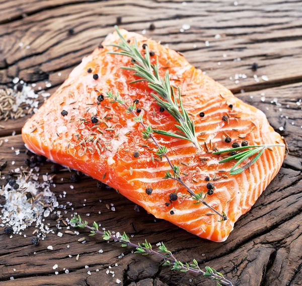 Filetto di salmone su un tagliere di legno. — Foto Stock