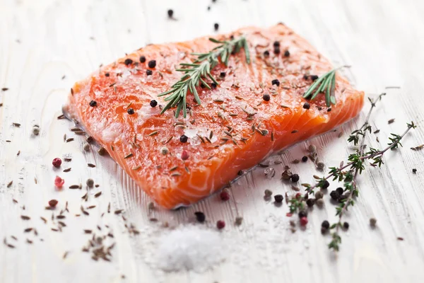 Filete de salmón en una tabla de talla de madera. — Foto de Stock