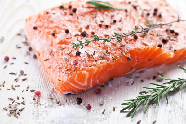 Filetto di salmone su un tagliere di legno. — Foto Stock