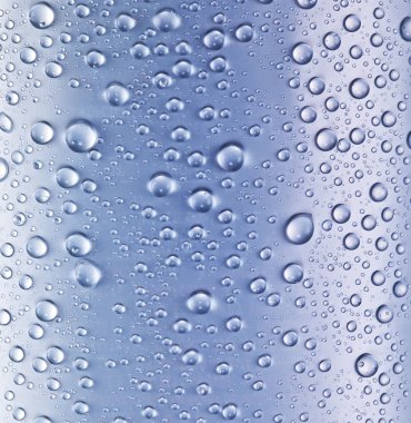 Mavi cam arka plan üzerinde su damlaları.