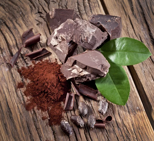 Шоколад и какао за деревянным столом . — стоковое фото