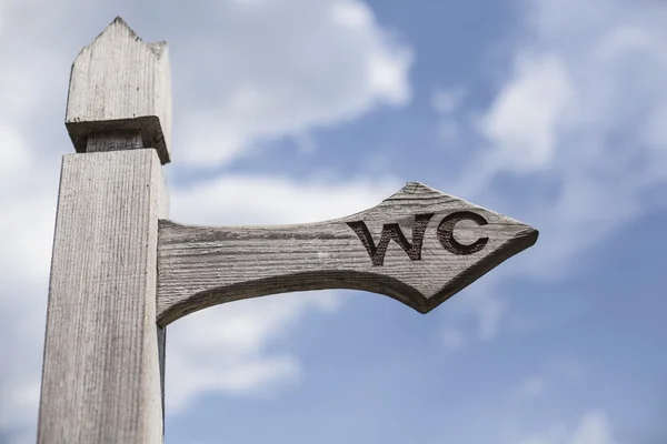 Oude houten wegwijzer op blauwe hemelachtergrond. — Stockfoto