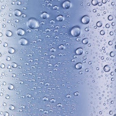 Yeşil yapraklı arka planda su damlaları.