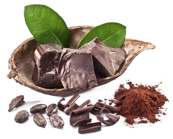Çikolata blokları ve kakao çekirdeği. — Stockfoto