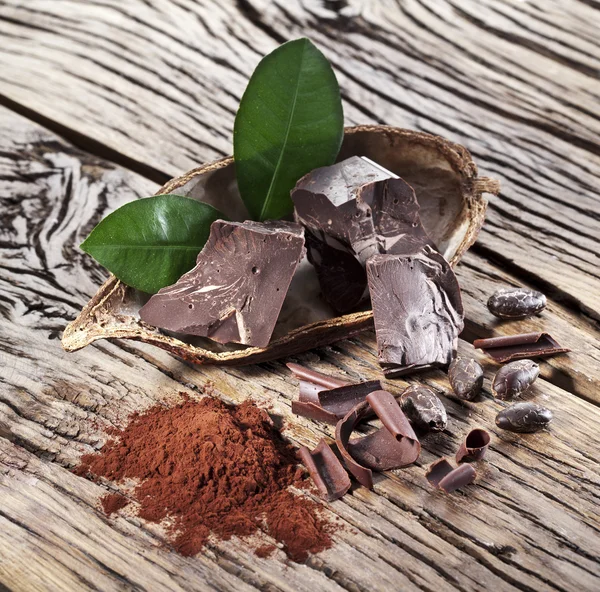 Cioccolato e cacao su tavolo di legno . — Foto Stock