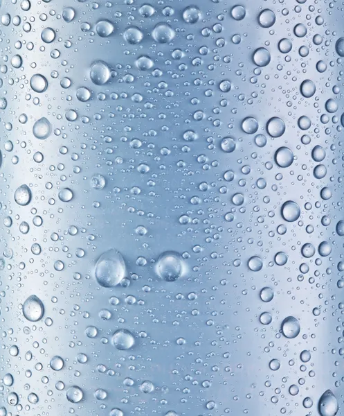 Gotas de agua sobre fondo de vidrio azul . — Foto de Stock