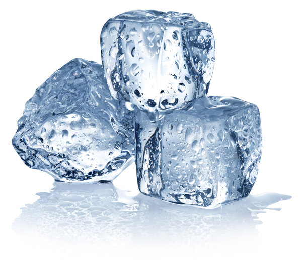 Три кубика льда на белом фоне.