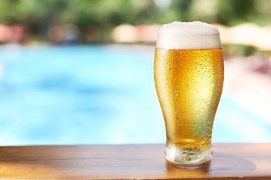 açık hava kafe bar masa soğuk bira bardağı.