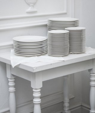 Beyaz masa temiz tabak seti.