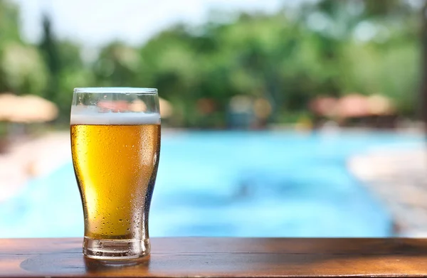 Koud bier glazen op de bar tafel in het openlucht café. — Stockfoto