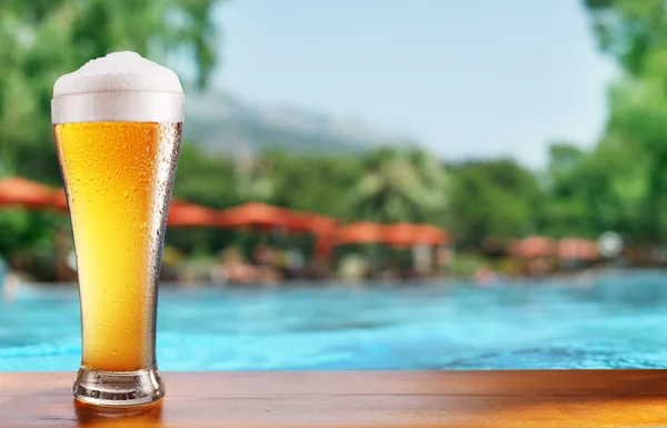 Kaltes Bierglas auf dem Stehtisch im Open-Air-Café. — Stockfoto