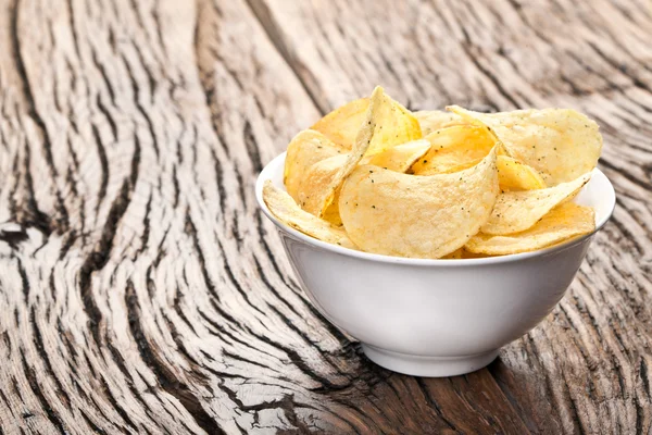 Aardappelchips in een kom. — Stockfoto