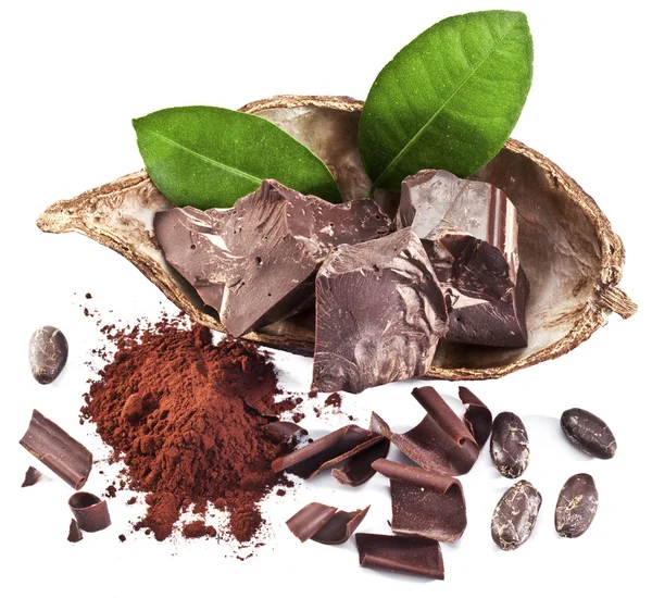 Schokoladenblöcke und Kakaobohnen. — Stockfoto
