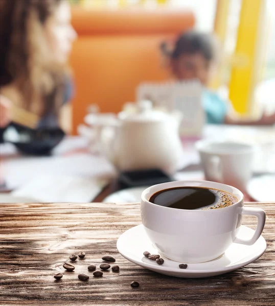 Kopp varmt kaffe på ett gammalt träbord. — Stockfoto