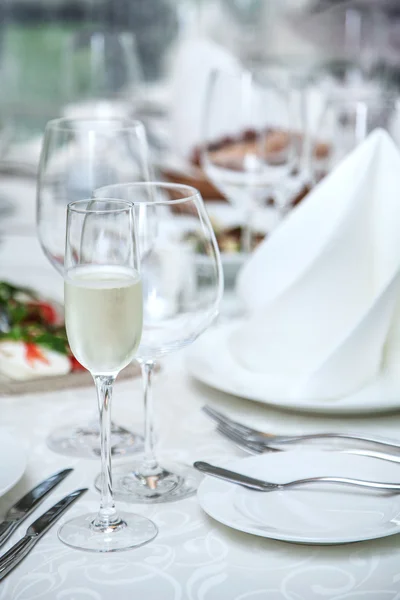 Fijación de mesa del festival en el restaurante . — Foto de Stock