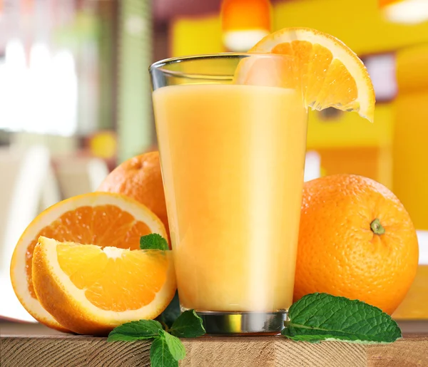 Orangenfrüchte und ein Glas Orangensaft. — Stockfoto