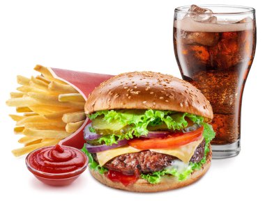 Beyaz arka planda kola ve patates kızartması ile nefis bir çizburger. Fast food konsepti.