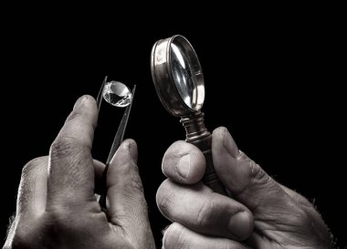 Kuyumcunun elindeki büyük değerli taş. Yaklaş. Gem tanımlama ve değerlendirme süreci.