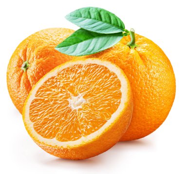 Beyaz arka planda yeşil yapraklı portakal meyveleri ve portakal dilimi. Dosya kırpma yolu içeriyor.