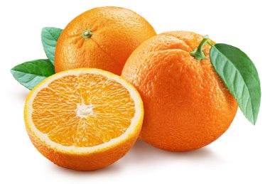 Beyaz arka planda yeşil yapraklı portakal meyveleri ve portakal dilimi. Dosya kırpma yolu içeriyor.