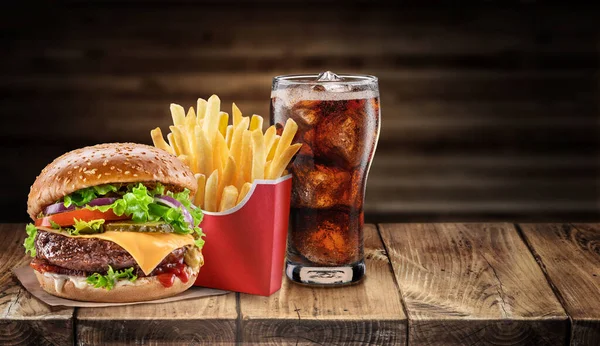 Delicioso Cheeseburger Com Cola Batatas Fritas Mesa Madeira Conceito Fast — Fotografia de Stock