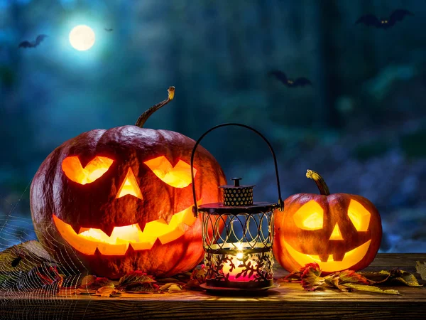 Karanlık sonbahar ormanlarında yarasalar ve aylarla parlayan balkabağı teması. Cadılar Bayramı korku geçmişi.