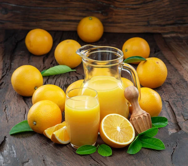 Fruits Orange Jaune Jus Orange Frais Isolés Sur Fond Bois — Photo