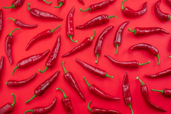 Sömlös Mönster Gjort Röd Chili Paprika Isolerad Röd Bakgrund — Stockfoto