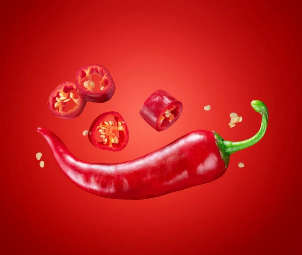 Färsk Röd Chilipeppar Och Tvärsnitt Chilipeppar Med Frön Som Flyter — Stockfoto