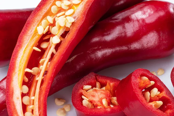 Färsk Röd Chilipeppar Och Tvärsnitt Chilipeppar Med Frön Isolerade Vit — Stockfoto