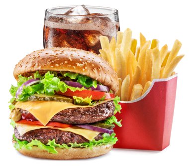 Beyaz arka planda kola ve patates kızartması ile nefis bir çizburger. Fast food konsepti.
