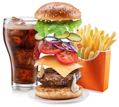 Beyaz arka planda kola ve patates kızartması ile nefis bir çizburger. Fast food konsepti.
