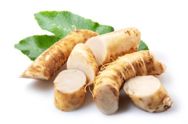 Yabanturpu kökleri ve yeşil yapraklar beyaz arkaplanı kapatır.