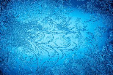 Donmuş penceredeki güzel mavi don desenleri Noel mucizesinin bir sembolü. Noel veya Yeni Yıl arkaplanı.