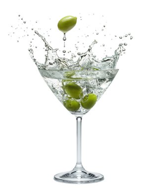 İçine zeytin çileği damlatılan harika martini bardakları. Beyaz arkaplan.