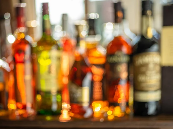Mooie Bokeh Uit Een Rij Van Alcoholische Flessen Achtergrondverlichting — Stockfoto