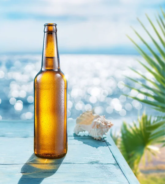 Garrafa Cerveja Aberta Com Condensação Mesa Madeira Mar Espumante Desfocado — Fotografia de Stock