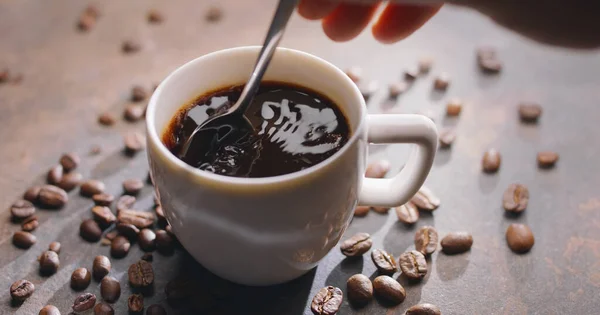 Kopp Kaffe Americano Och Rostade Kaffebönor Nära Koppen Träbordet Ovanifrån — Stockfoto